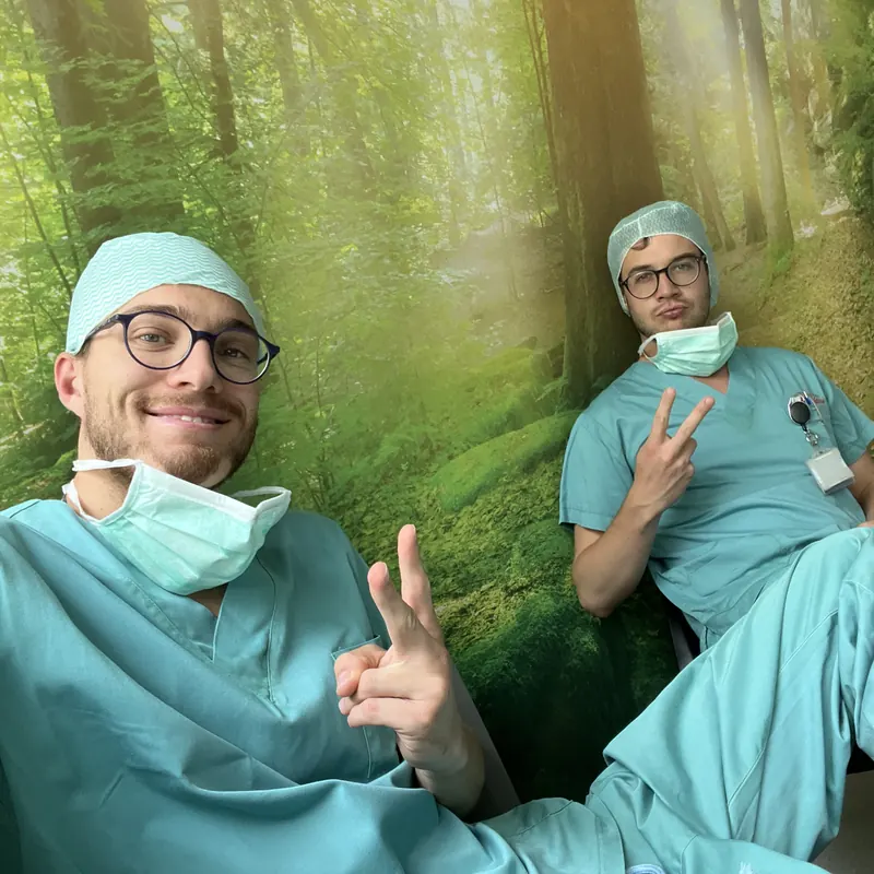 Moritz und Julian in OP-Kleidung während des Studiums