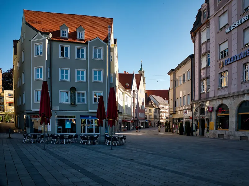 Augsburg: Platz in der Altstadt im Morgenlicht
