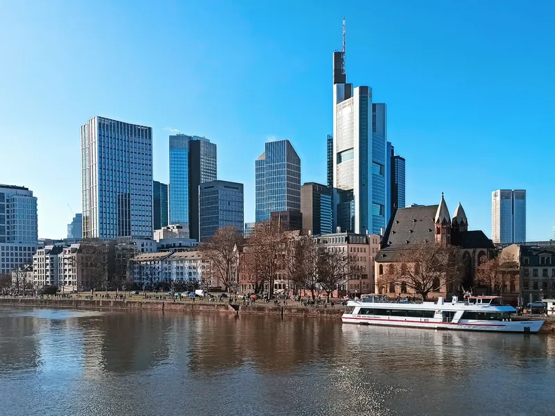 Frankfurt am Main: die Skyline am Mainufer
